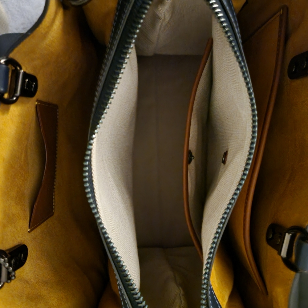 Coach Rogue - Picture 5 of 10